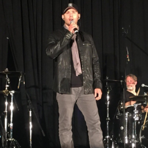  Jensen 唱歌