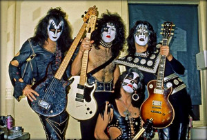  吻乐队（Kiss） (NYC) March 21, 1975 (Beacon Theater-Dressed To Kill tour)