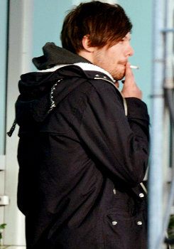  Louis at the Airport in লন্ডন