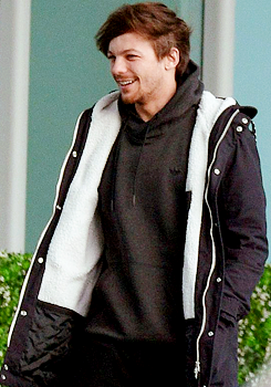  Louis at the Airport in লন্ডন