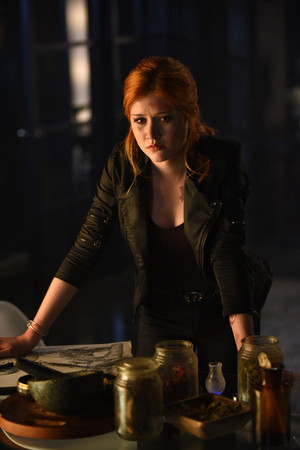 'Shadowhunters' 1x06 Of Men and anges (stills)