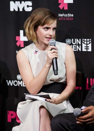  Emma In HeForShe Magenta for International Women's dag on March 8, 2016 in New York City.