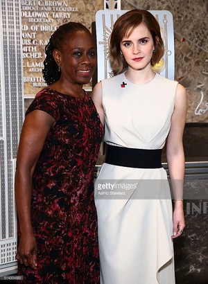  Emma In HeForShe Magenta for International Women's ngày on March 8, 2016 in New York City.