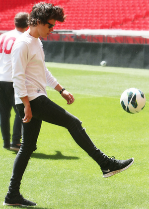  Harry Styles and sepakbola