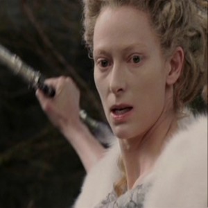  Jadis is stopped from killing the 狐, フォックス によって Edmund