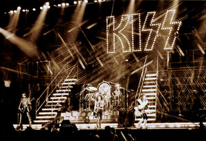  吻乐队（Kiss） ~San Diego, California…August 19, 1977 (Alive II)