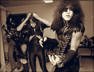  吻乐队（Kiss） ~Terre Haute, Indiana…November 21, 1975