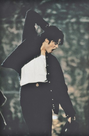 Michael Jackson - HQ Scan - Michael rehearsing for the HBO special (1995) 
