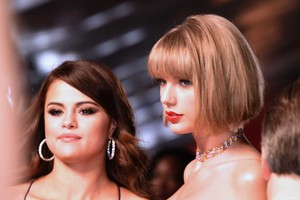  Selena Gomez, The 58th Grammy Awards