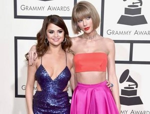  Selena and Taylor तत्पर, तेज, स्विफ्ट in 58th Grammy awards