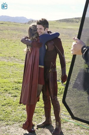Supergirl - Episode 1.18 - Worlds Finest - Promo and BTS Pics