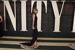  Taylor 迅速, 斯威夫特 at the Oscars 2016 'Vanity Fair' party
