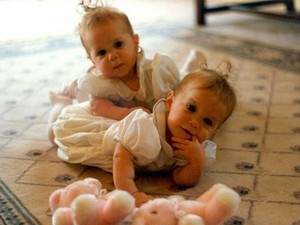  The Olsen twins as bébés