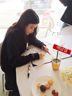 160329 IU giving both her male and female dc galls autographs for their fansupport 
