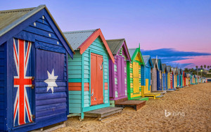  Bathing boxes line the пляж, пляжный at Brighton Victoria Australia