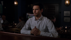  Cory Michael Smith as Kevin Coulson in aceituna, oliva Kitteridge