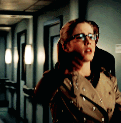  Felicity + walking into oliver’s arms