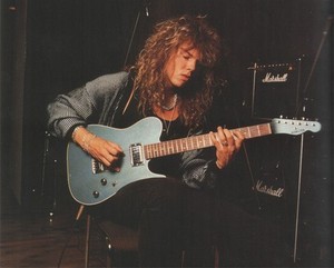  Joey Tempest playing the guitare