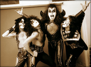  kiss ~Hollywood, California…August 18, 1974 (Hotter Than Hell foto session)