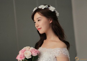  Kim Ji Won becomes a young bride in behind-the-scenes cuts for jewelry brand 'Mollis'