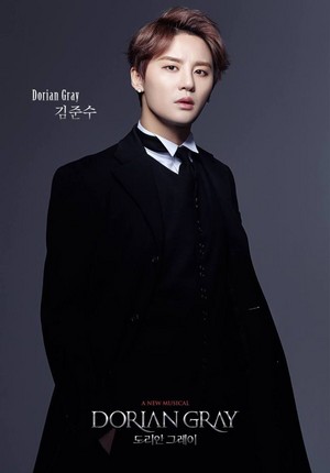  Kim Junsu transforms into a handsome gentleman for “Dorian Gray” musical