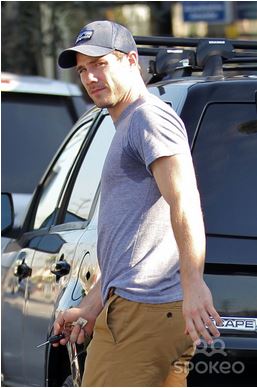  Luke leaving a cafe in Hollywood, L.A., 18 November 2011