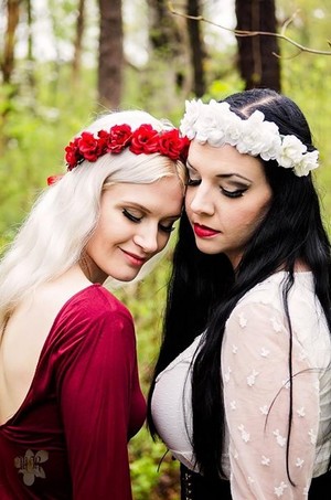  Snow white and rose red