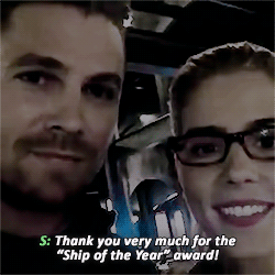  Stephen Amell & Emily Bett Rickards Thank fans for the Ship Of The año Award.