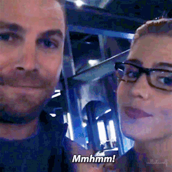  Stephen Amell & Emily Bett Rickards Thank fãs for the Ship Of The ano Award.