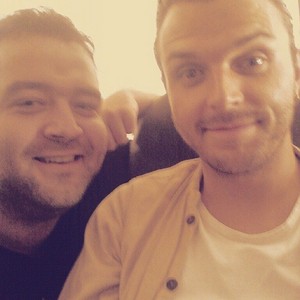 Theo Hutchcraft and 粉丝