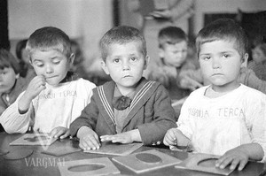 Fëmijët gjatë orës së mësimit. Foto rreth vitit 1930.