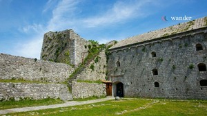  Rozafa kasteel (Albanian: Kalaja e Rozafës) is a kasteel near the city of Shkodër, in northwestern