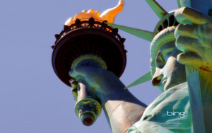 Detail of the Statue of Liberty ipinapakita the torch flame face crown magsuot ng bata and hand holding the tab