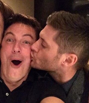  Jensen Ackles kissing John Barrowman