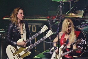  Lita Ford and Lzzy Hale in a show, concerto in New York City