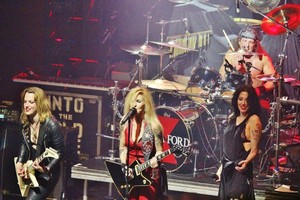  Lzzy Hale, Lita Ford and Dorothy in a concert in New York City