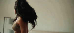 Sandra Afrika in ‘Loša u krevetu’ music video