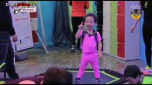  Seo eon in neon màu hồng, hồng ready to exercise :)