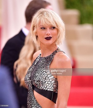  Taylor cepat, swift at Met Gala 2016