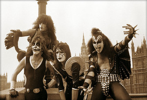  吻乐队（Kiss） ~London, England…May 10, 1976 (Westminster bridge)