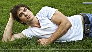  Ian Somerhalder Is Laying In césped, hierba In White camisa, camiseta