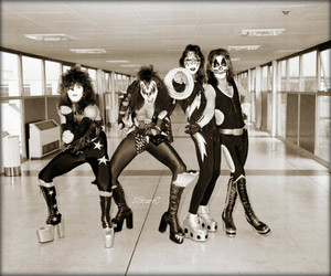  吻乐队（Kiss） ~London, England…May 10, 1976 (Heathrow Airport)