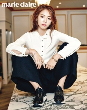  Lee Yeon Hee goes for K-drama classy in 'Marie Claire'