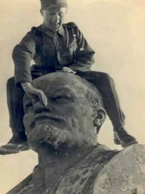  Lenin statue