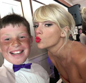  Taylor 迅速, スウィフト at a fan's wedding