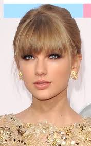  Taylor cepat, swift in a emas dress