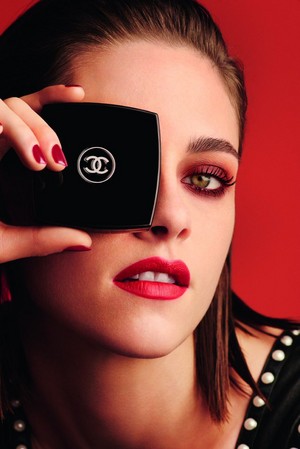  Kristen For Chanel's Fall 2016 Le Rouge Collection