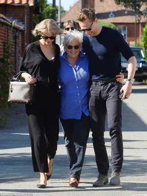  35A4911000000578 3659430 Meet the parents Taylor veloce, swift walked arm in arm with Tom Hiddles a 92 14668