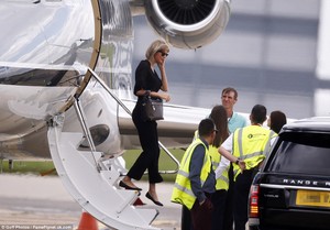  35A49DD000000578 3659430 Jet setters Taylor সত্বর emerged from her private jet as the cou a 103 1466