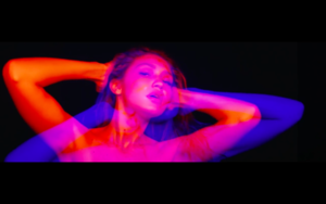  Gigi in Calvin Harris' How Deep Is Your 사랑 음악 Video